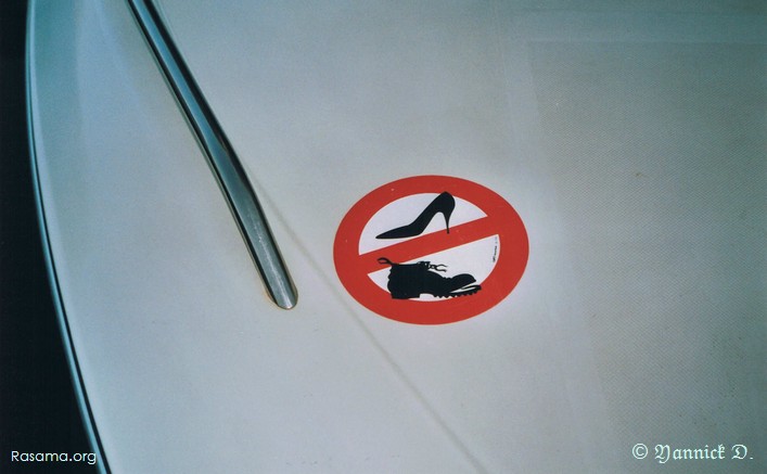 Interdiction
                formel de marcher sur la proue du bateau, tant pour les femmes
                que pour les hommes
            