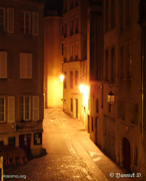 Des
                lueurs d’ambiance de décor de vieux films de cinéma — Rue des
                Roches — Metz
            