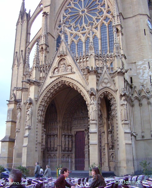 Vue
                sur l’ancienne entrée principale ( maintenant condamnée )
                de la cathédrale Saint-Étienne — Metz
            