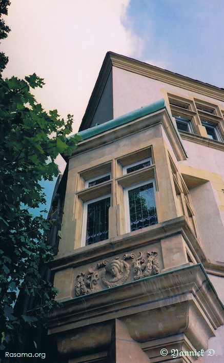 Masse
                apposée à un angle — Le long du Boulevard Paixhans — Metz
            