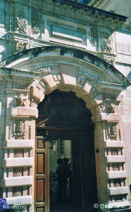 Porte de
                bâtiment — Dijon
            