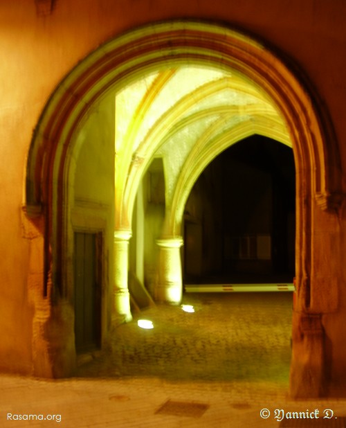 Arche
                gothique ( croisée d’ogive ) dans un bâtiment d’habitation
                — Rue Dupont des Loges — Metz
            