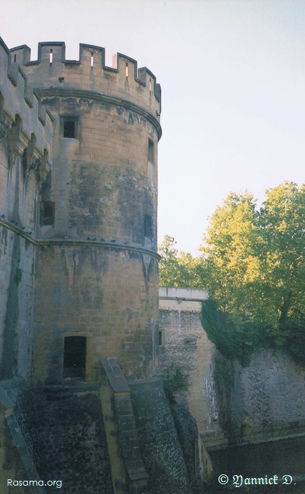 Une
                tour de la Porte Des Allemands — Le long du Boulevard Paixhans
                ( face opposée au boulevard ) — Metz
            