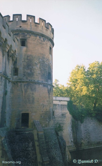 Une
tour de la Porte Des Allemands — Le long du Boulevard Paixhans
( face opposée au boulevard ) — Metz