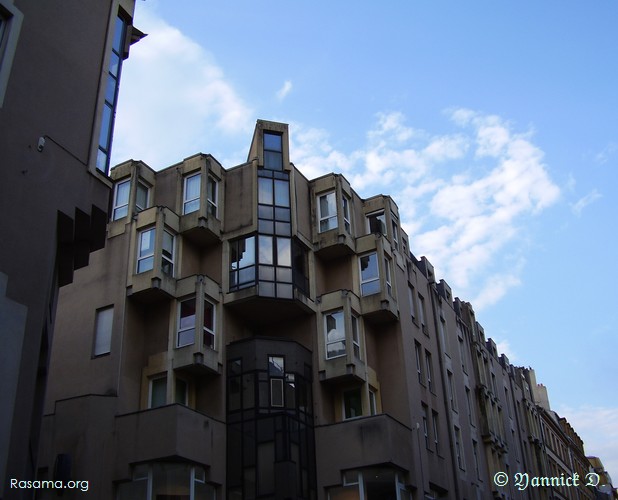 Architecture
                contemporaine dans une rue piétonne ( rue Serpenoise )
                — Metz
            