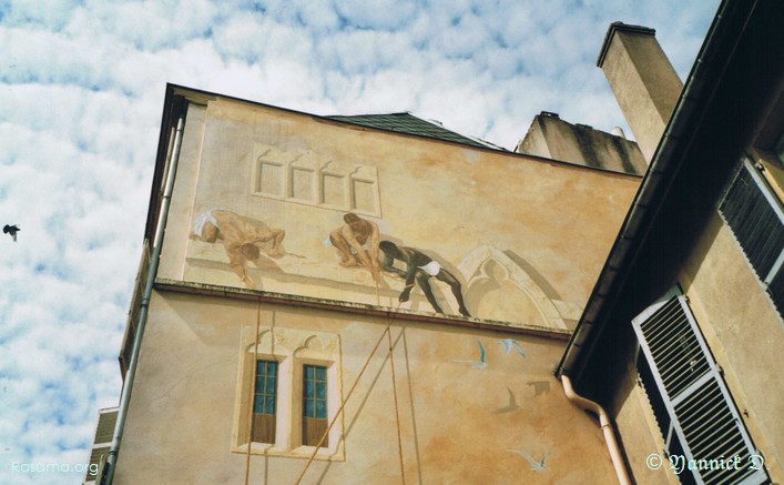 Décoration
                d’une façade d’un bâtiment de la rue Taison ( bis )
                — Partie supérieure — Metz
            