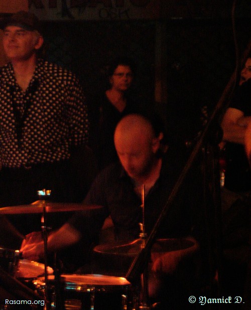 Étrange
                regard — Batteur de rock-country — Fête de la musique — Metz
            