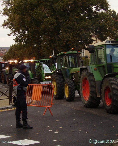 Manifestation
                FDSEA boulevard Paixhans à Metz avec policier gardant
                un accès vers le centre ville
            