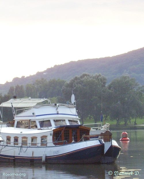 Style
                carte postale d’un petit bateau sur le plan d’eau de Metz
            