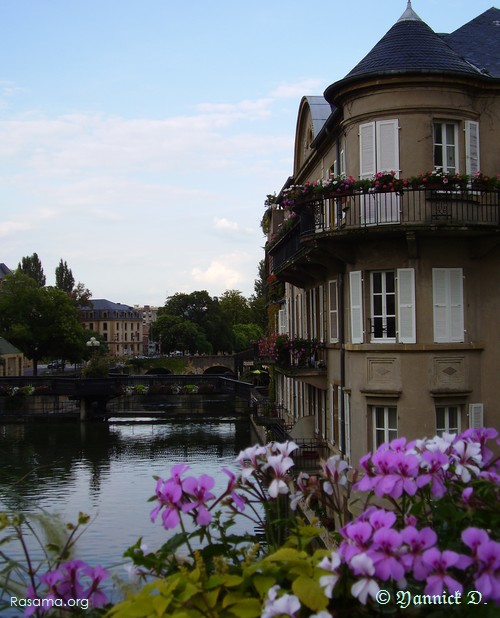 Style carte
                postale d’une vue du petit pont de bois proche de la place du
                Théâtre — Metz
            