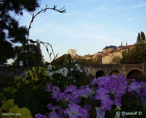 Style carte
                postale d’une vue d’un pont proche de la place du Théâtre —
                Metz
            