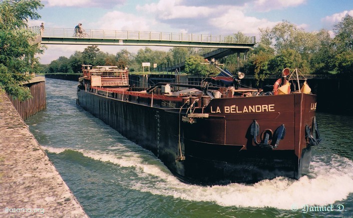 Style
                carte postale d’une péniche sur le canal de Metz
            