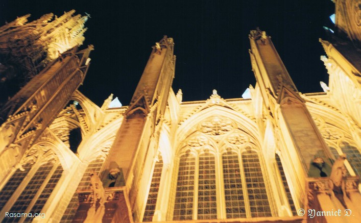 Contre-plongée
                sur les lumières nocturnes de la cathédrale de Metz
            