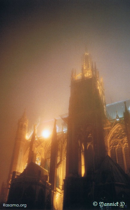 La
                cathédrale de Metz rayonne ses lumières à travers le brouillard
                des âges et des temps
            
