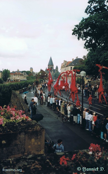 Défilé de
                girafes rouges à l’occasion des festivités de carnaval ( bis )
                — Metz
            