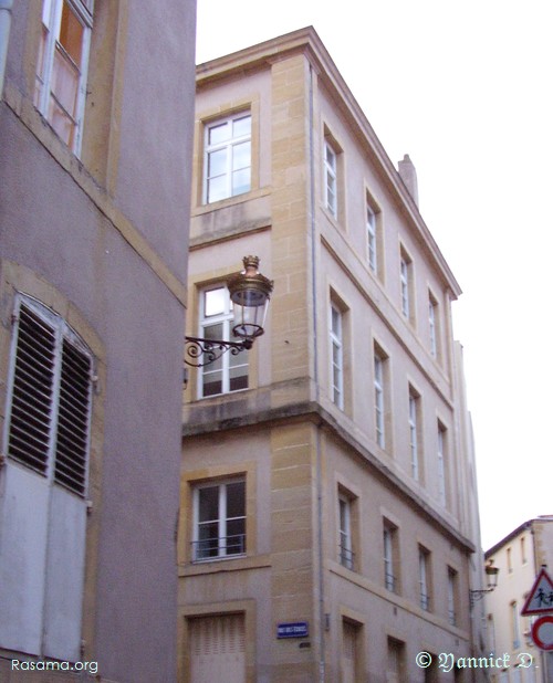 Perceptive sur
                un angle de construction dans une rue montante, En Jurue, à
                Metz
            