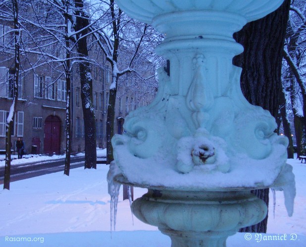 Fontaine
                asséchée néanmoins prise sous la glace… des air Japonais, ou
                Romains, tout à la fois, étrange Metz ( Quai Felix Maréchal
                à Metz )
            