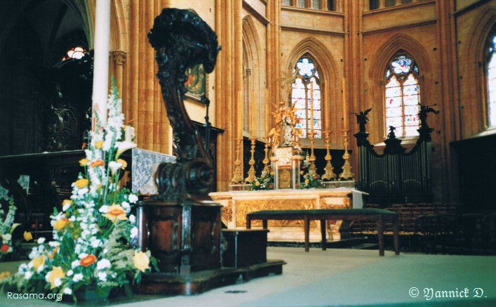 Intérieur
                d’une église ( l’hôtel de l’église ) à Dijon
            