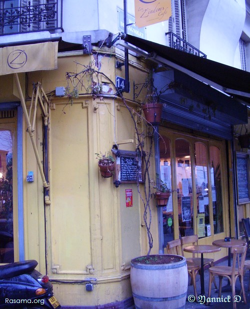 Les « Z’Indens
                Café » et ses murs jaunes — Paris
            