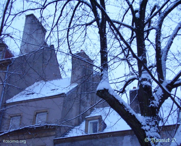 Vieille
                toiture et fenêtre en chien assis sous la neige
            