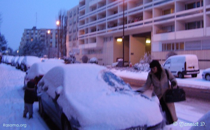 Enfant qui
                se gèle avant d’aller à l’école un matin d’hiver
            