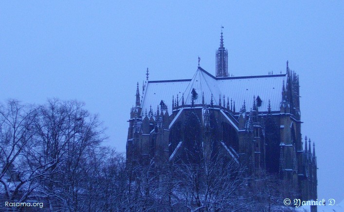 Cathédrale
                Saint-Étienne de Metz sous la neige
            