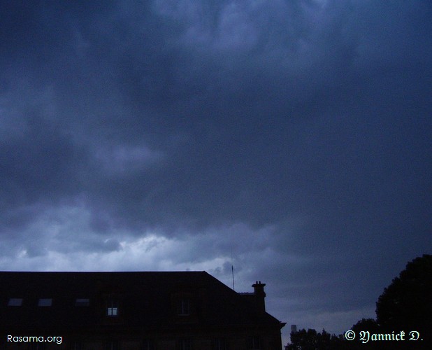 L’orage domine
                la ville — Metz — proximité du Boulevard Pexan
            
