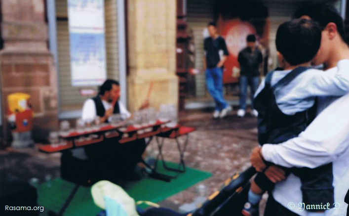 Papounet
                adore Baboum encore plus que Baboum ne l’adore… à moins que…
                — À l’occasion d’une animation de festivités urbaine — Metz
            