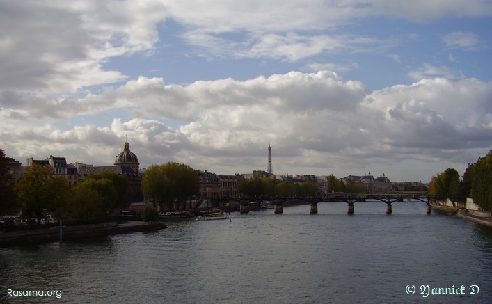 Comme une carte postale
                bien sombre — Seine
            