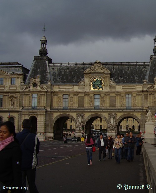 Quelque part pas très
                loin du Pont des Arts à Paris
            