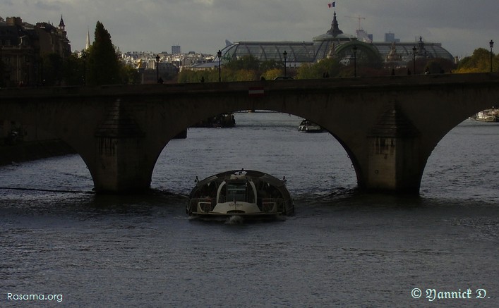 Un vaisseau tout rond
                d’origine humaine passe sous un pont — Paris
            