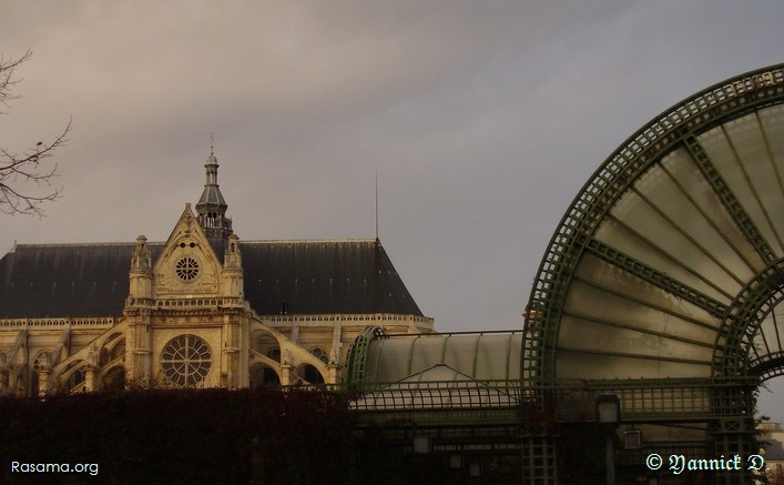 Contraste entre architecture
                classique et industrielle à Paris
            