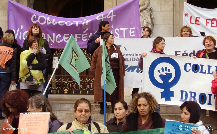 Manifestation
                de féministes à Paris devant l’Académie de Musique ( Bis )
            