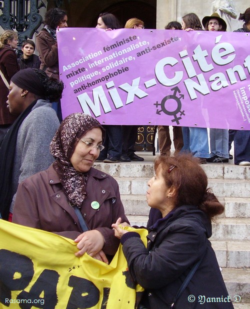 Manifestation
                de féministes à Paris devant l’académie de Musique ( Ter )
            