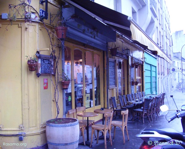 Les « Z’Indens
                Café » ( bis ). Un café populaire, donc accueillant,
                donc une longue terrasse — Paris
            