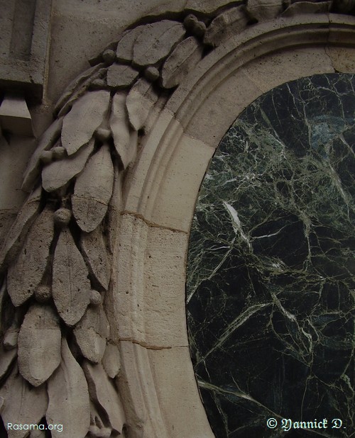 Un œil de marbre
                observe le monde ( Paris Concorde — Bis )
            