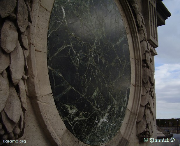 Un œil de marbre
                observe le monde ( Paris Concorde )
            
