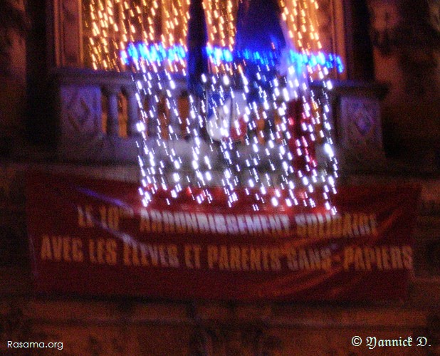 Solidarité
                avec les élèves et parents sans papiers ( banderole )
                — Paris centre
            