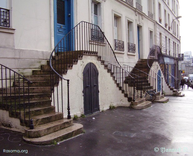Escaliers
                jumeaux ( bis ) qui s’enroulent amoureusement — Est
                de Paris
            