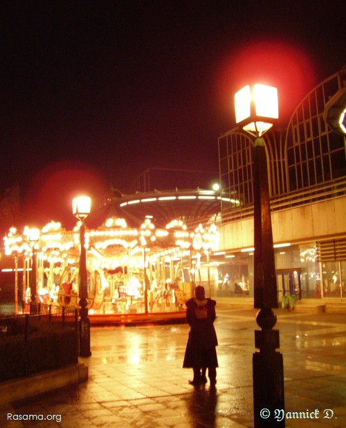 Deux
                soucoupes volantes, dont un manège — Deux amoureux enlacé(e)s
                — Paris centre
            