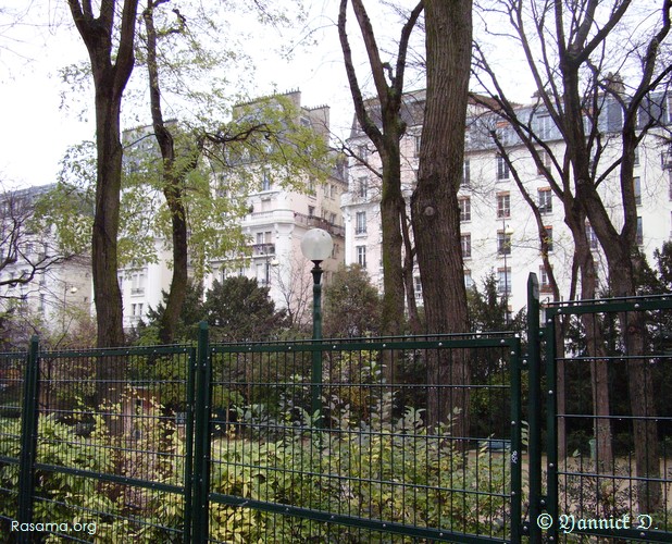 Maison
                classique aux murs roses — Est de Paris
            