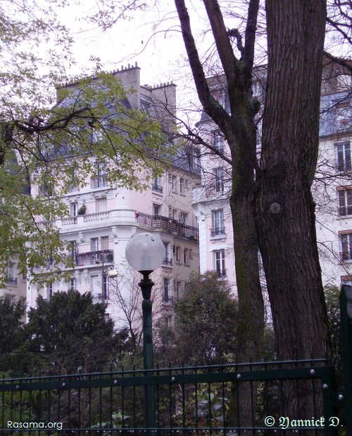 Maison
                classique aux murs roses ( bis ) : zoom sur l’interstice
                — Est de Paris
            