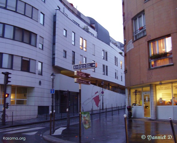 Une
                artère de vie urbaine s’engouffre dans la virgule — Exemple
                d’architecture moderne ( ter ) — Paris — Axe centre-est
            