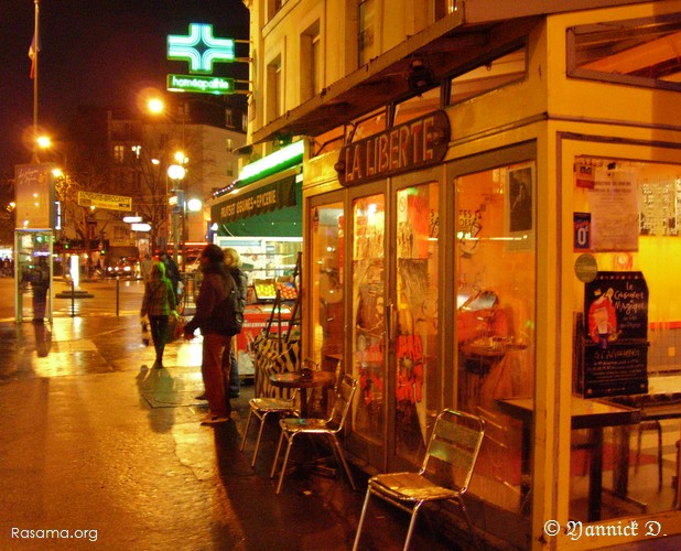 La
                rue n’est pas tout à fait morte. Un monsieur mange tranquille
                — Paris centre
            