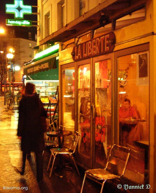 Oui,
                un signe de vie qui bouge. Un monsieur mange tranquille — Paris
                centre
            