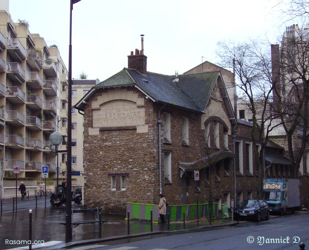 Est-ce
                un ancien lavoir ? Non, c’est un ancien dispensaire ( bis )
                — Paris
            