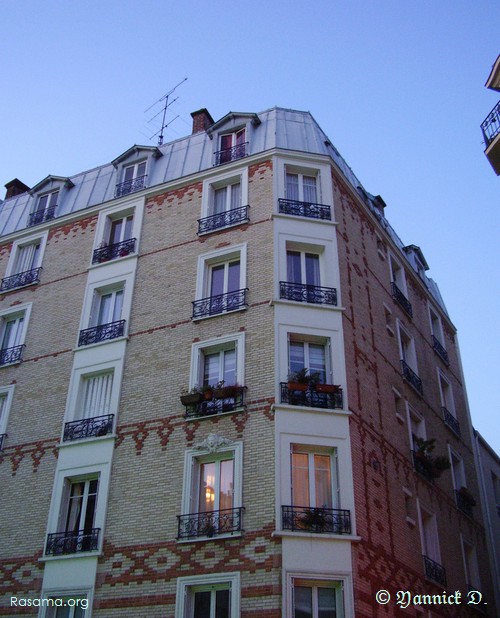 Plaisant
                léger mur décoré de fleurs géométriques rosâtres — Paris — Axe
                centre-est
            