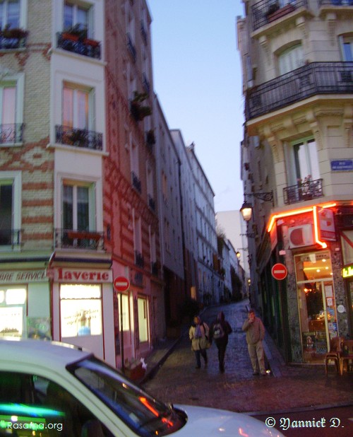 Vue
                sur la ruelle au pied de la haute habitation ( ruelle vivante )
            