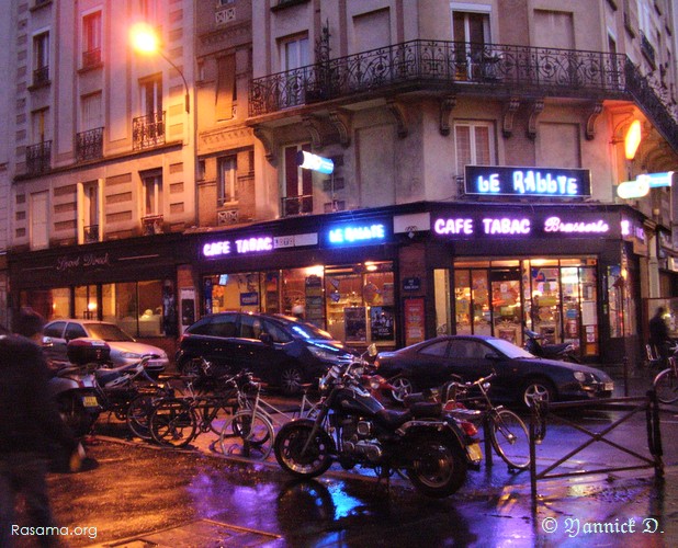 Les
                lumières des folies du soir ou les lumières de la solitude urbaine
                ? Le cœur balance — Café Paris proche centre
            