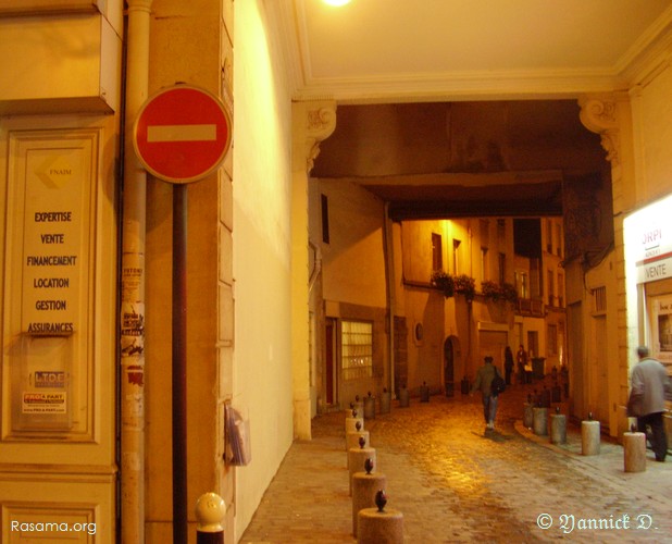 Une
                porte sur l’intimité des habitants du lieu — Paris centre
            